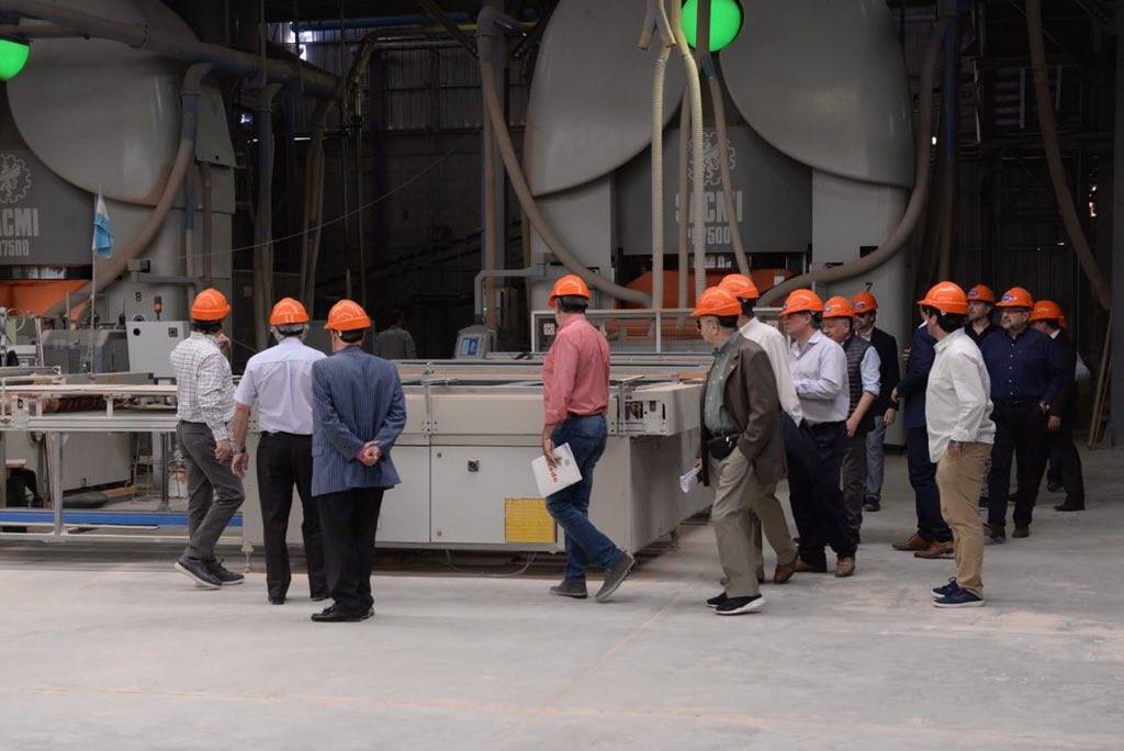 Visita del ministro Sica a la planta de Cerámica Alberdi