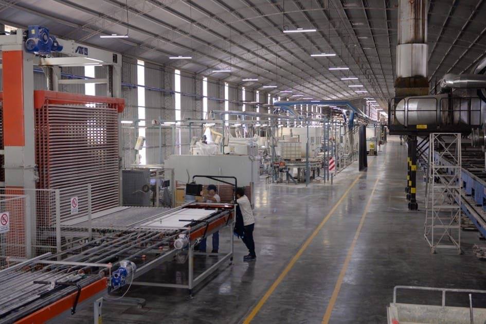Visita ministro Sica a la planta de Cerámica Alberdi