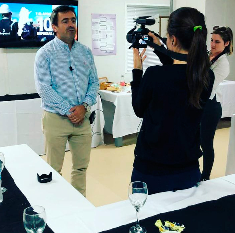 Dialogando con medios neuquinos, en una visita a Vaca Muerta