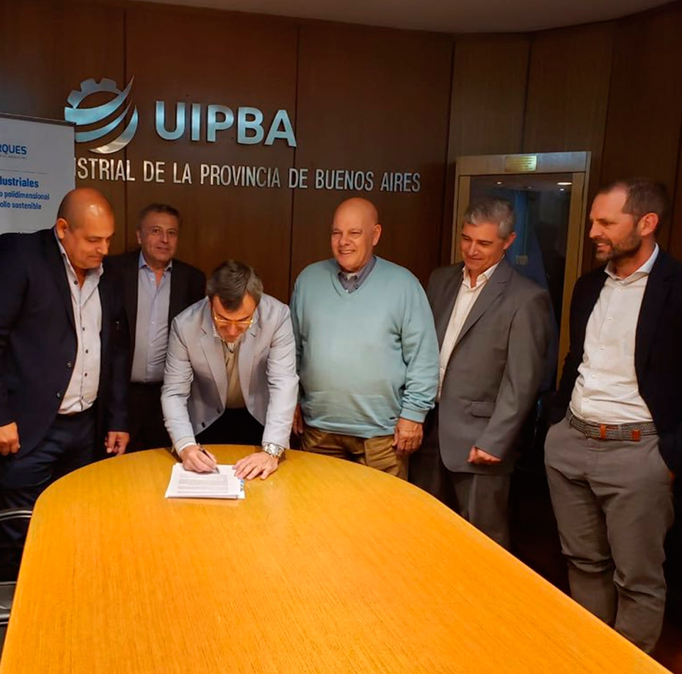 Firma del acuerdo para la realización del evento Somos Industria