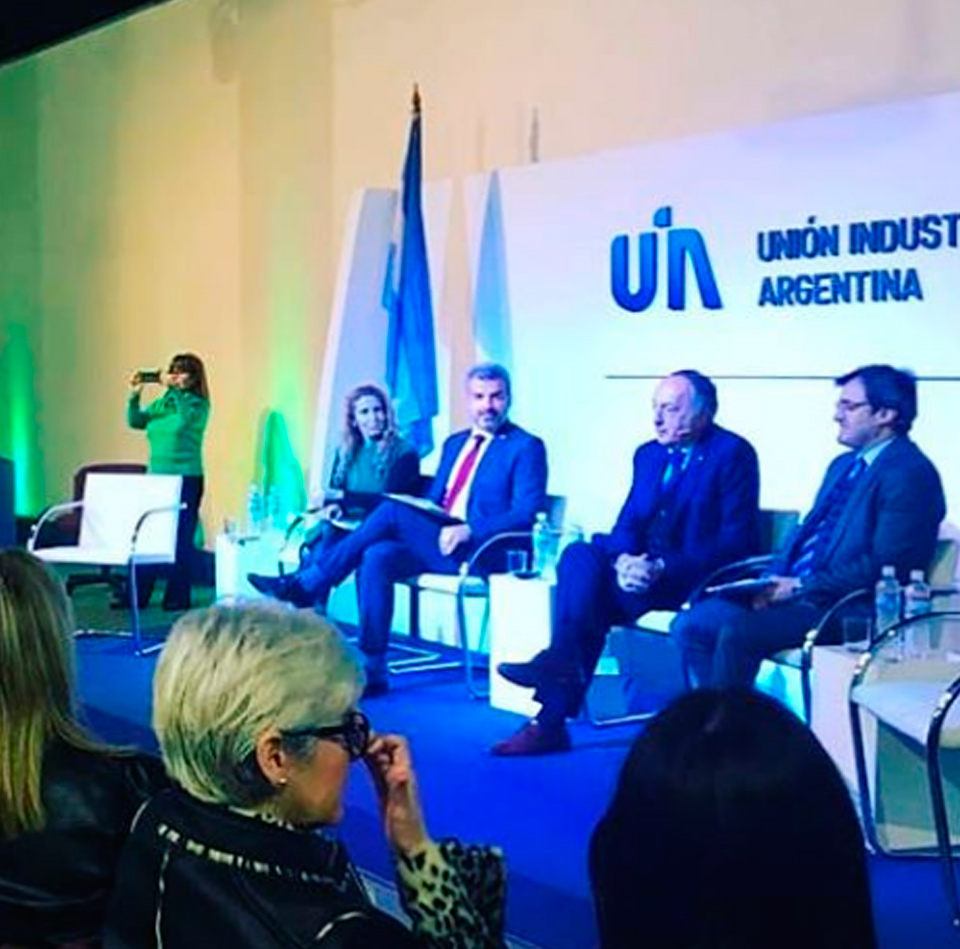 Presentación del informe «La mujer en la gestión empresarial en Argentina», en el marco del proyecto Ganar-Ganar, junto a autoridades de UIA