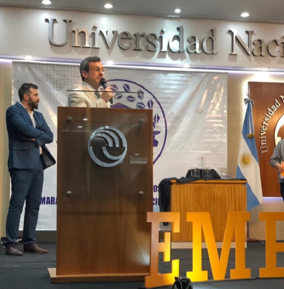 Entregando los premios a los emprendimientos con mayor impacto social, en la Universidad de La Matanza