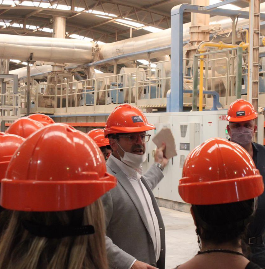 Recorrida por la fábrica de Cerámica Alberdi junto a integrantes de UIPBA y UIA