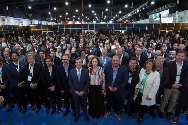 Con estrategia propia, Vidal se reunió con industriales y anunció medidas