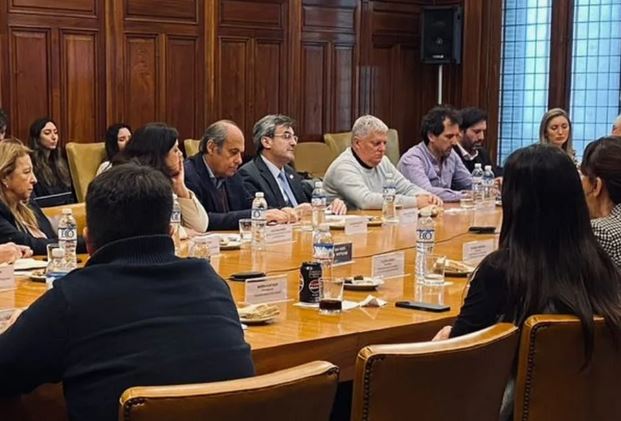 Reunión con los departamentos y equipo técnico de la UIA